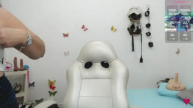 Snapshot of mom_hot__ chatting on February 26, 2026, 8:30 pm mom hot online show from February 26, 2026, 8:30 pm