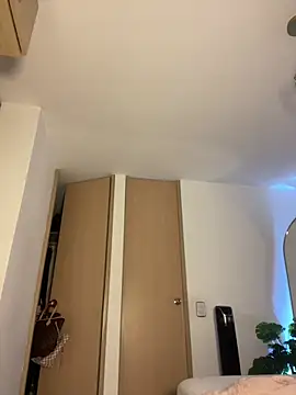  laura 02 online show from December 16, 2024, 8:58 pm