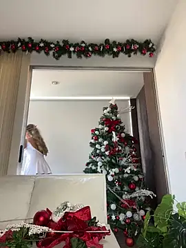  laura 02 online show from December 18, 2024, 5:52 pm