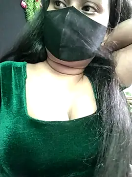 Idhika Paul online show from October 31, 2025, 1:17 am