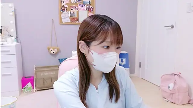 Yui-Ch online show from November 16, 2025, 12:00 pm