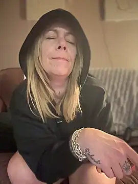 Snapshot of blondebitch2 chatting on February 6, 2025, 3:59 am blondebitch2 online show from February 6, 2025, 3:59 am