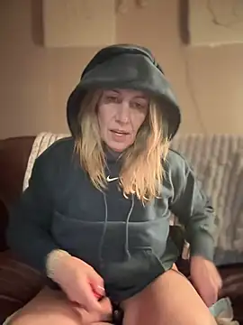 Snapshot of blondebitch2 chatting on February 8, 2025, 1:00 am blondebitch2 online show from February 8, 2025, 1:00 am