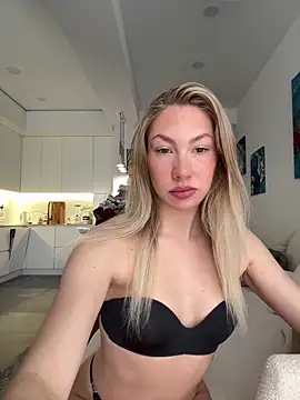 Snapshot of LuisaBecker chatting on March 6, 2026, 12:56 pm LuisaBecker online show from March 6, 2026, 12:56 pm