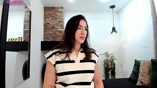 Snapshot of _AlejaCruz_ chatting on September 14, 2025, 5:23 pm AlejaCruz online show from September 14, 2025, 5:23 pm