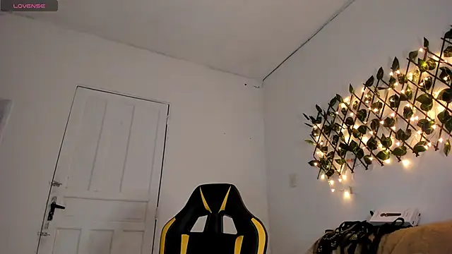 Snapshot of Chica_hot_dirty chatting on January 6, 2025, 1:31 am Chica hot dirty online show from January 6, 2025, 1:31 am