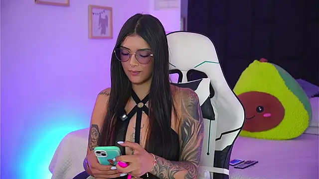 Marianamonroe  online show from April 1, 2026, 7:00 pm