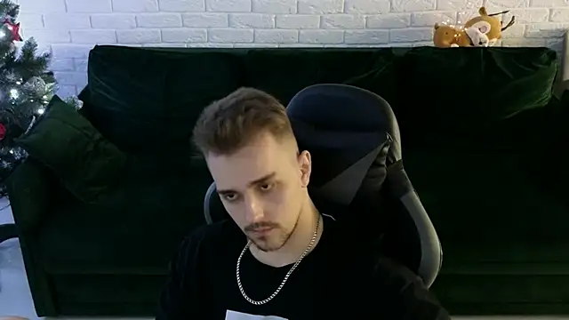 Snapshot of Larstar01 chatting on December 20, 2024, 1:36 am Larstar01 online show from December 20, 2024, 1:36 am