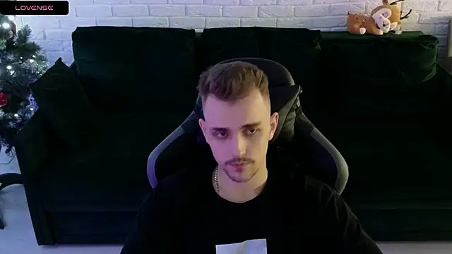 Snapshot of Larstar01 chatting on December 30, 2024, 3:36 am Larstar01 online show from December 30, 2024, 3:36 am