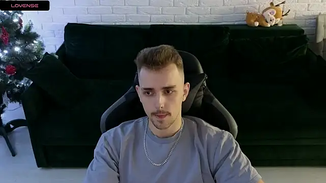 Snapshot of Larstar01 chatting on December 31, 2024, 3:45 am Larstar01 online show from December 31, 2024, 3:45 am