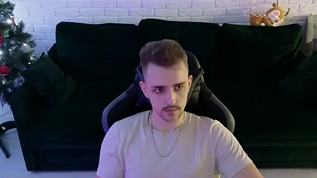 Snapshot of Larstar01 chatting on January 7, 2025, 3:14 am Larstar01 online show from January 7, 2025, 3:14 am