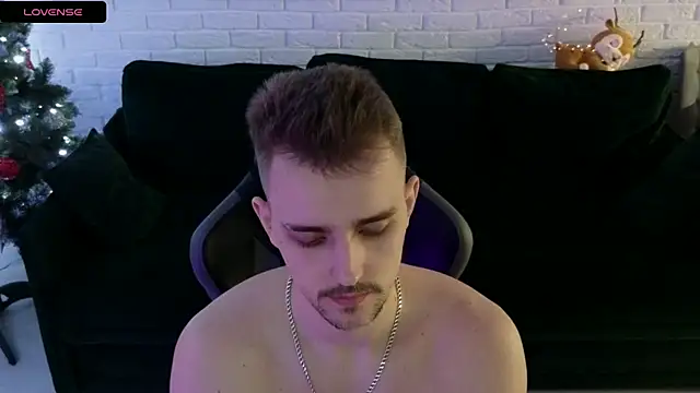 Snapshot of Larstar01 chatting on January 7, 2025, 9:18 am Larstar01 online show from January 7, 2025, 9:18 am