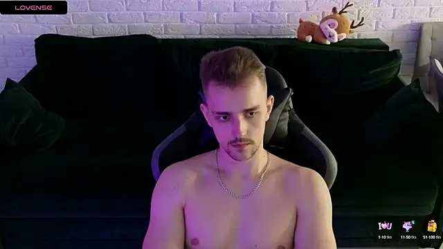 Snapshot of Larstar01 chatting on January 8, 2025, 7:24 am Larstar01 online show from January 8, 2025, 7:24 am