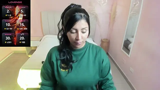 Snapshot of tiffani__love chatting on January 31, 2025, 11:56 am tiffani  love online show from January 31, 2025, 11:56 am