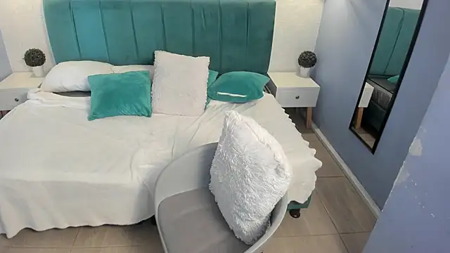 Snapshot of tiffani__love chatting on February 13, 2025, 12:00 pm tiffani  love online show from February 13, 2025, 12:00 pm