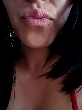 Snapshot of tiffani__love chatting on October 9, 2025, 8:18 pm tiffani  love online show from October 9, 2025, 8:18 pm