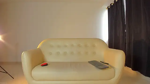 Emi latingirl online show from December 19, 2025, 9:22 pm