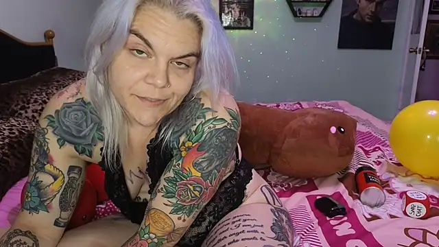 Snapshot of CherryBombBomb chatting on December 7, 2024, 9:39 am CherryBombBomb online show from December 7, 2024, 9:39 am