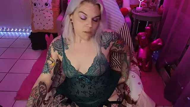 Snapshot of CherryBombBomb chatting on February 20, 2025, 6:39 am CherryBombBomb online show from February 20, 2025, 6:39 am