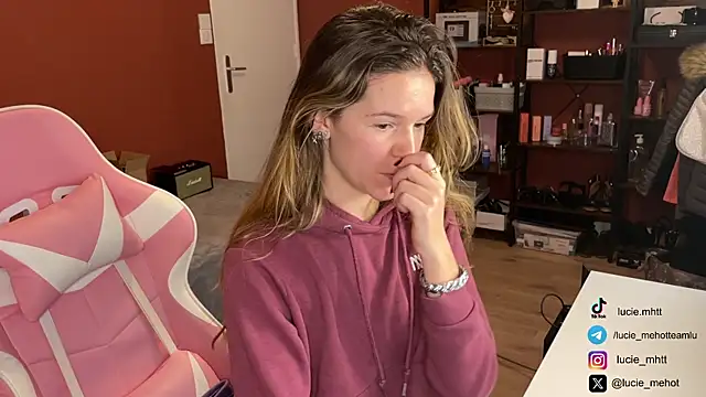 Snapshot of lucie_mehott chatting on December 3, 2024, 10:50 am lucie mehott online show from December 3, 2024, 10:50 am