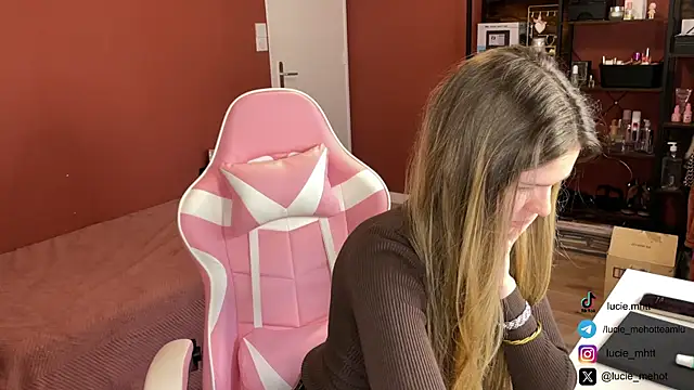 Snapshot of lucie_mehott chatting on January 31, 2025, 8:54 am lucie mehott online show from January 31, 2025, 8:54 am