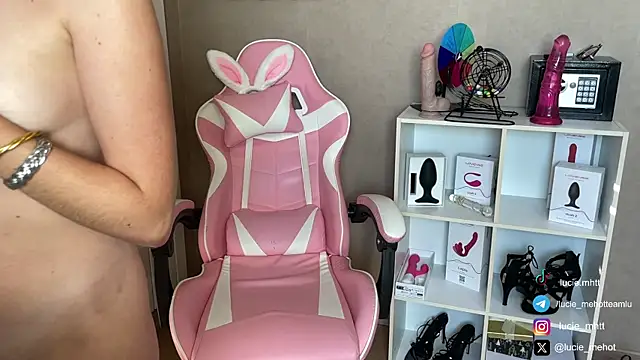 Snapshot of lucie_mehott chatting on September 29, 2025, 8:08 am lucie mehott online show from September 29, 2025, 8:08 am