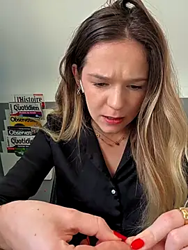 Snapshot of lucie_mehott chatting on November 18, 2025, 9:03 am lucie mehott online show from November 18, 2025, 9:03 am