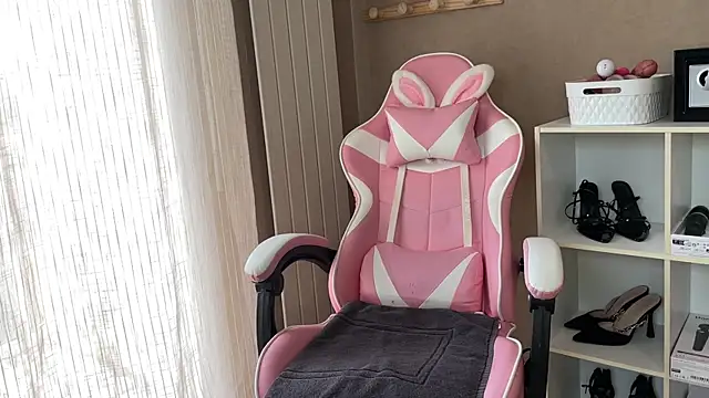 Snapshot of lucie_mehott chatting on November 30, 2025, 9:57 am lucie mehott online show from November 30, 2025, 9:57 am