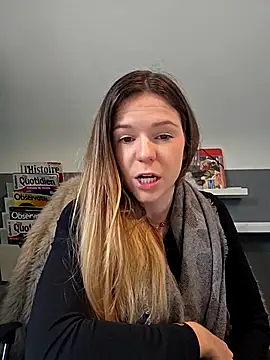 Snapshot of lucie_mehott chatting on December 3, 2025, 9:29 am lucie mehott online show from December 3, 2025, 9:29 am