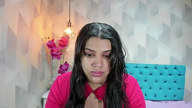 Snapshot of LindaBreeS chatting on June 19, 2026, 1:37 pm LindaBreeS online show from June 19, 2026, 1:37 pm