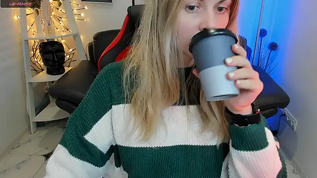 SmilingEmily  online show from February 18, 2025, 8:38 am