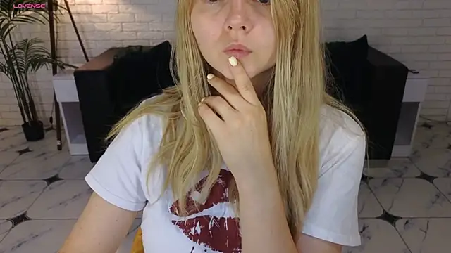 SmilingEmily  online show from September 13, 2025, 6:24 am