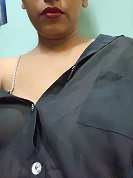 Snapshot of sexyindi_couple chatting on July 30, 2026, 7:51 am sexyindi couple online show from July 30, 2026, 7:51 am