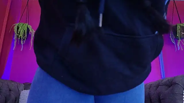 Julieta Russell online show from April 7, 2026, 11:54 am