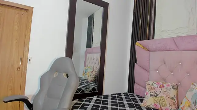 laurem-paulette online show from November 7, 2025, 7:14 pm