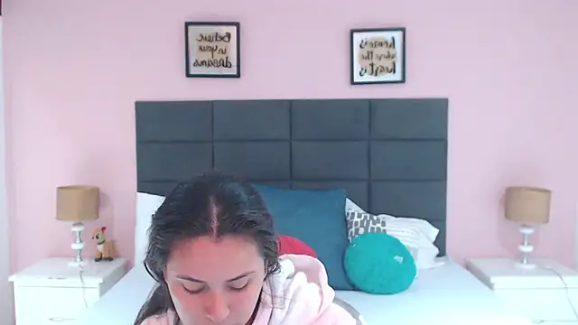 MadisonJenner online show from December 27, 2024, 11:50 am