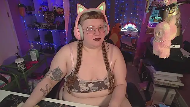 Snapshot of FatVeronica chatting on March 18, 2026, 12:08 pm FatVeronica online show from March 18, 2026, 12:08 pm