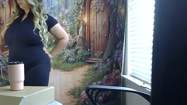 Snapshot of Paisleehaze chatting on April 9, 2026, 2:55 pm Paisleehaze online show from April 9, 2026, 2:55 pm