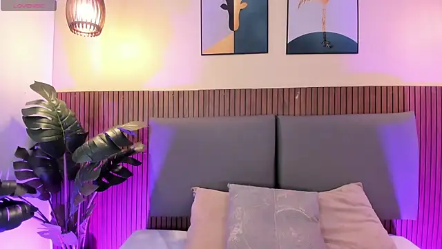 NicolleeEvanss online show from April 14, 2026, 11:05 am