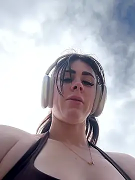 aus queen online show from November 9, 2025, 2:10 am