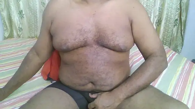 Snapshot of Beargryzzly chatting on December 19, 2024, 1:39 am Beargryzzly online show from December 19, 2024, 1:39 am