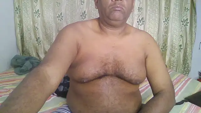 Snapshot of Beargryzzly chatting on January 21, 2025, 2:43 am Beargryzzly online show from January 21, 2025, 2:43 am