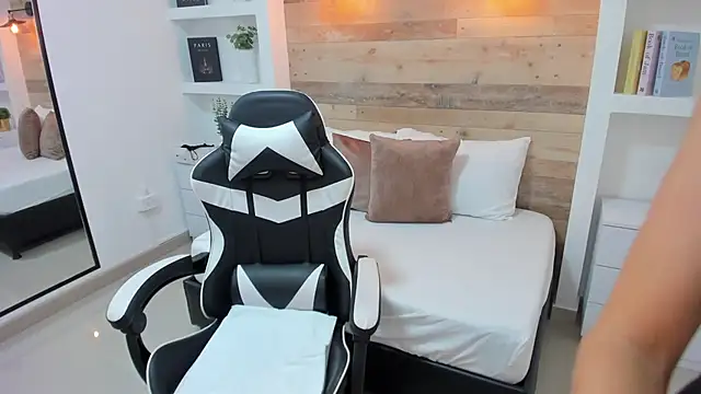 candy summer28 online show from November 10, 2025, 7:24 pm