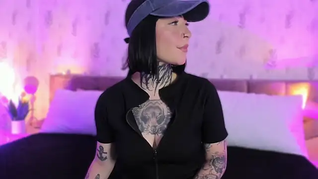 Snapshot of Scolw chatting on November 10, 2025, 8:19 pm Scolw online show from November 10, 2025, 8:19 pm