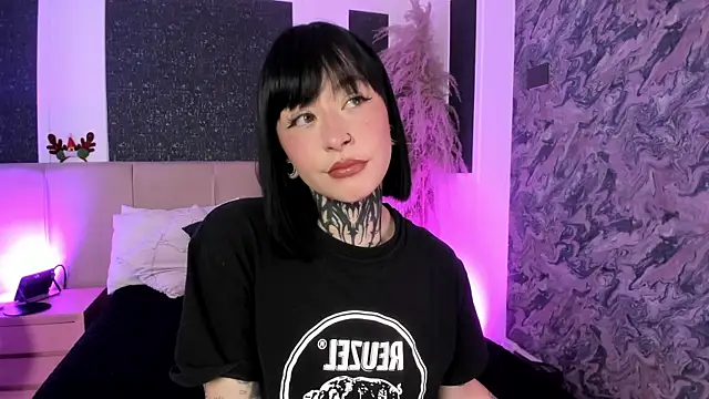 Snapshot of Scolw chatting on December 5, 2025, 12:14 pm Scolw online show from December 5, 2025, 12:14 pm