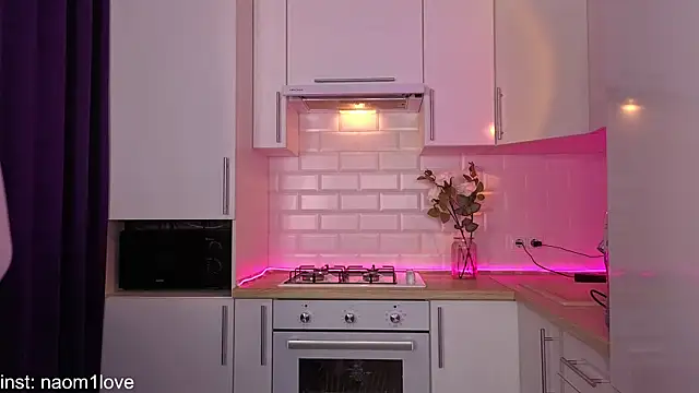 Naomi Girly online show from October 8, 2025, 4:10 am