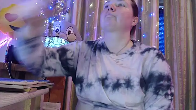 amorelara online show from April 19, 2026, 1:32 pm