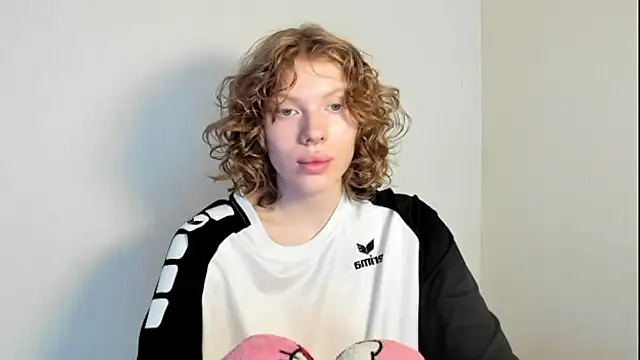 Snapshot of StellaDavis chatting on November 4, 2025, 8:13 am StellaDavis online show from November 4, 2025, 8:13 am