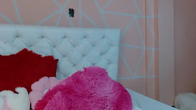 Snapshot of hantonella_ chatting on September 17, 2025, 8:32 pm hantonella  online show from September 17, 2025, 8:32 pm