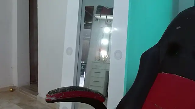 hantonella  online show from April 18, 2026, 2:43 pm